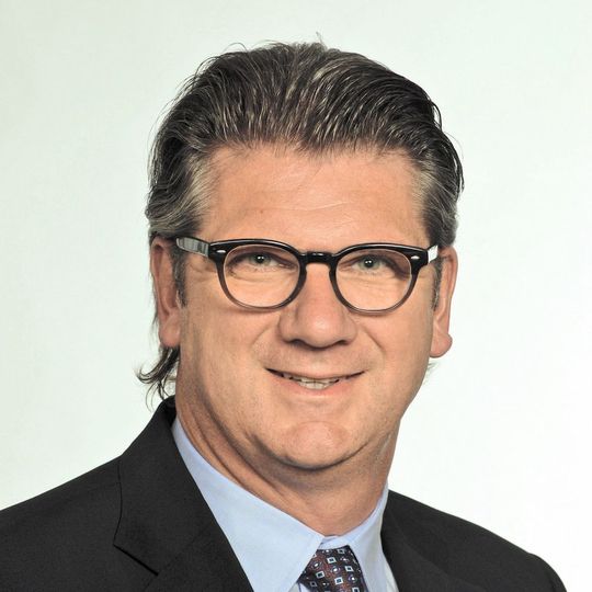 Damovo ernennt William Ernst Frenzel zum Vorsitzenden der Geschäftsleitung der Damovo Schweiz AG und der Voice und Data Network AG Damovo ernennt William Ernst Frenzel zum Vorsitzenden der Geschäftsleitung der Damovo Schweiz AG und der Voice und Data Network AG