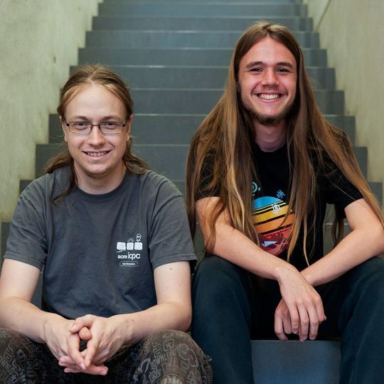 Julian Dörfler (links) und Jasper Slusallek von der Universität des Saarlandes haben die erste Vorrunde des internationalen Programmierwettbewerbs ICPC gewonnen. Julian Dörfler (links) und Jasper Slusallek von der Universität des Saarlandes haben die erste Vorrunde des internationalen Programmierwettbewerbs ICPC gewonnen.