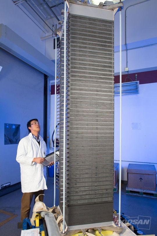 Doosan-Mitarbeiter Ben Yoon mit einem individuellen Zell-Stack. Vier Stacks sind in einer Brennstoffzelleneinheit zusammengefasst.