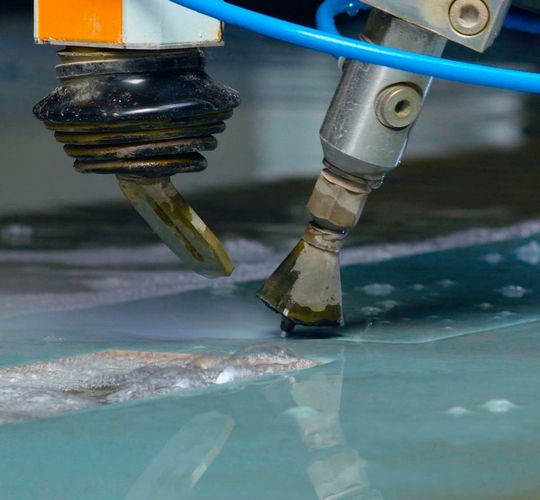 Ein Gütersloher Jungunternehmer und Wasserstrahlschneid-Experte setzt jetzt aufs 3D-Wasserstrahlschneiden mit einer STM-Anlage, um seine Wettbewerbsfähigkeit zu stärken. In weitem Umkreis sei er der einzige, der das jetzt kann. Ein Gütersloher Jungunternehmer und Wasserstrahlschneid-Experte setzt jetzt aufs 3D-Wasserstrahlschneiden mit einer STM-Anlage, um seine Wettbewerbsfähigkeit zu stärken. In weitem Umkreis sei er der einzige, der das jetzt kann.