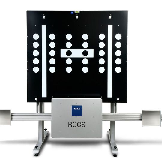 Das RCCS (Radar and Camera Calibration System) zur Radar- und Kamerakalibrierung an Pkw wird auf der Messe demonstiert. Das RCCS (Radar and Camera Calibration System) zur Radar- und Kamerakalibrierung an Pkw wird auf der Messe demonstiert.
