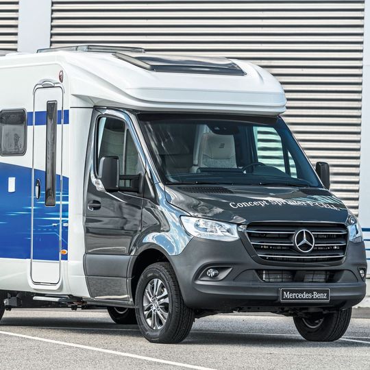Mercedes kombiniert seine Sprinter-Plattform mit dem Wasserstoffantrieb. Unter anderem gibt es den Sprinter F-Cell dann als Reisemobil. Mercedes kombiniert seine Sprinter-Plattform mit dem Wasserstoffantrieb. Unter anderem gibt es den Sprinter F-Cell dann als Reisemobil.