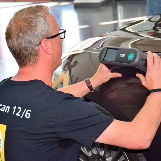 Das Farbtonmessgerät Ratio-Scan-12/6 von Glasurit soll die Sicherheit von Messungen verbessern und die Lackreparatur optimieren. Das Farbtonmessgerät Ratio-Scan-12/6 von Glasurit soll die Sicherheit von Messungen verbessern und die Lackreparatur optimieren.