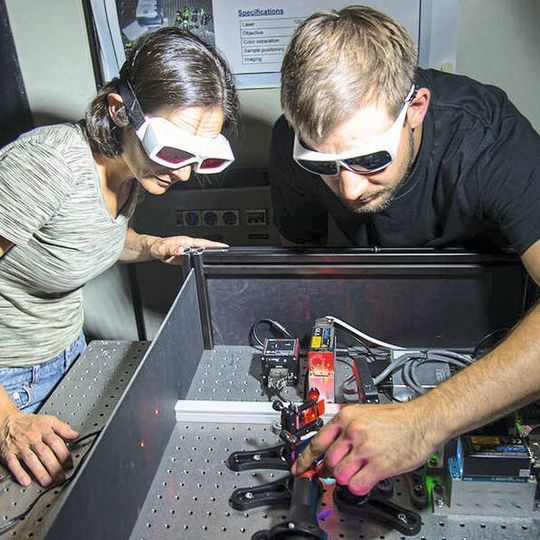Dr. Zeynep Ökten und Willi L. Stepp am Fluoreszenzmikroskop Dr. Zeynep Ökten und Willi L. Stepp am Fluoreszenzmikroskop