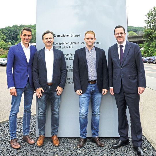 Haben den Deal beschlossen: GeschäftsführerHeinrich Baumann von Eberspächer (re.) und Martin Kern, Robin Schönbeck sowie Philip Blatter von Pace (v. li.) .