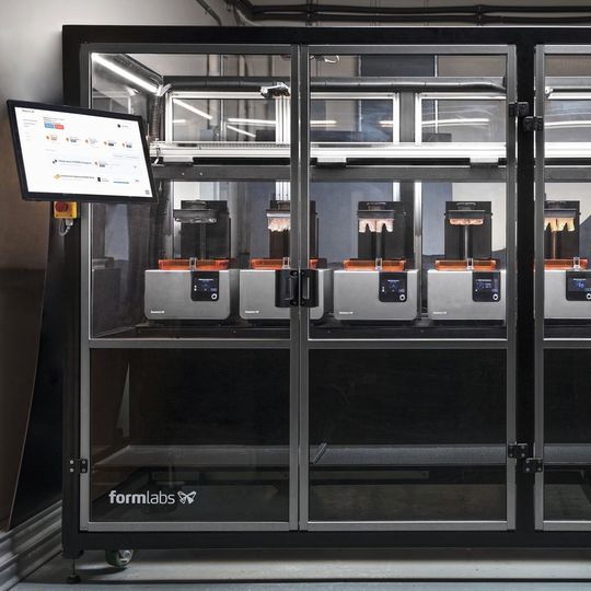 Formlabs bietet mit Form Cell eine digitale Fabrik für den 24/7-Betrieb mit 3D-Druck. Formlabs bietet mit Form Cell eine digitale Fabrik für den 24/7-Betrieb mit 3D-Druck.
