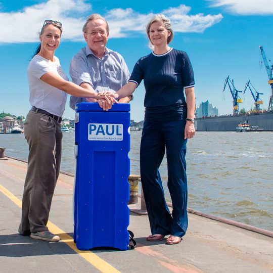 Hand drauf: Ulrike Nehls (Marketing-Managerin Leogistics), Prof. Dr.-Ing. F.-B. Frechen (Uni Kassel) und Petra Kallen (Management-Assistenz Leogictics) beim Spenden-Fototermin. Hand drauf: Ulrike Nehls (Marketing-Managerin Leogistics), Prof. Dr.-Ing. F.-B. Frechen (Uni Kassel) und Petra Kallen (Management-Assistenz Leogictics) beim Spenden-Fototermin.