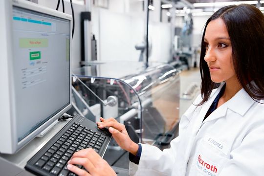 In der Fabrik der Zukunft werden Maschinenmodule und Bearbeitungsstationen immer wieder neu angeordnet, stellen sich flexibel auf neue Aufgaben ein und rufen die dazu passenden Software-Funktionen ab. In der Fabrik der Zukunft werden Maschinenmodule und Bearbeitungsstationen immer wieder neu angeordnet, stellen sich flexibel auf neue Aufgaben ein und rufen die dazu passenden Software-Funktionen ab.