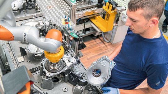 Pilz führt an verschienden Produktionsstandorten der BMW Group in Deutschland, England und den USA das vom Gesetzgeber vorgeschriebene Konformitätsbewertungsverfahren durch: von der Risikobeurteilung über das Sicherheitskonzept, die Validierung bis hin zur CE-Kennzeichnung mehrerer Anwendungen. Pilz führt an verschienden Produktionsstandorten der BMW Group in Deutschland, England und den USA das vom Gesetzgeber vorgeschriebene Konformitätsbewertungsverfahren durch: von der Risikobeurteilung über das Sicherheitskonzept, die Validierung bis hin zur CE-Kennzeichnung mehrerer Anwendungen.