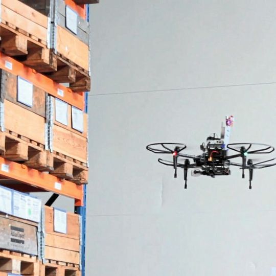 Ein Beispiel für Industrie 4.0 in der Logistik, das auf der Anwederkonferenz gezeigt wurde: Eine Drohne nimmt im Lager den genauen Bestand auf. Die Daten werden bis an das übergeordenete ERP-System gesendet. Ein Beispiel für Industrie 4.0 in der Logistik, das auf der Anwederkonferenz gezeigt wurde: Eine Drohne nimmt im Lager den genauen Bestand auf. Die Daten werden bis an das übergeordenete ERP-System gesendet.