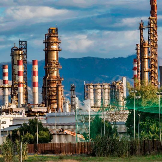 In Ratnagiri, knapp 350 Kilometer südlich von Mumbai soll an Indiens Westküste ein gigantischer Raffinerie- und Petrochemiekomplex entstehen. Die Investitionssumme wird auf ca. 37,5 Milliarden Euro geschätzt. (Symbolbild) In Ratnagiri, knapp 350 Kilometer südlich von Mumbai soll an Indiens Westküste ein gigantischer Raffinerie- und Petrochemiekomplex entstehen. Die Investitionssumme wird auf ca. 37,5 Milliarden Euro geschätzt. (Symbolbild)