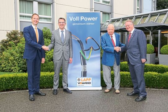 Verbindungstechnik: Andreas Lapp, CEO der LAPP Gruppe (ganz rechts), und Matthias Lapp, CEO von LAPP für die Region Europa, Lateinamerika, Afrika und Mittlerer Osten (ganz links), besiegeln mit Geschäftsführer Reto Volland (links) und Verwaltungsratspräsident Rudolf Volland den Kauf der Volland AG (rechts). Verbindungstechnik: Andreas Lapp, CEO der LAPP Gruppe (ganz rechts), und Matthias Lapp, CEO von LAPP für die Region Europa, Lateinamerika, Afrika und Mittlerer Osten (ganz links), besiegeln mit Geschäftsführer Reto Volland (links) und Verwaltungsratspräsident Rudolf Volland den Kauf der Volland AG (rechts).