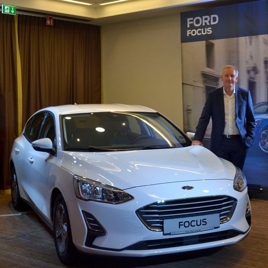 Ford-Deutschland-Verkaufsdirektor Hans-Jörg Klein mit dem neuen Ford Focus. Ford-Deutschland-Verkaufsdirektor Hans-Jörg Klein mit dem neuen Ford Focus.