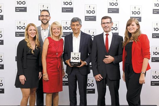 Mentor Ranga Yogeshwar übergibt die Auszeichnung an MCD Elektronik.