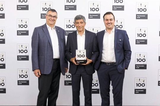 Übergabe des Gütesiegels „TOP 100“: Hans-Peter Walter, Vorstandsvorsitzender und Geschäftsführer BeeWaTec Gruppe, Ranga Yogeshwar, Joachim Walter, strategisches Management BeeWaTec (v.l.n.r.).