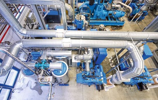 Ölfrei arbeitende Kolbenkompressoren und warmregenerierende Drucklufttrockner sorgen für energieeffiziente Druckluftversorgung.