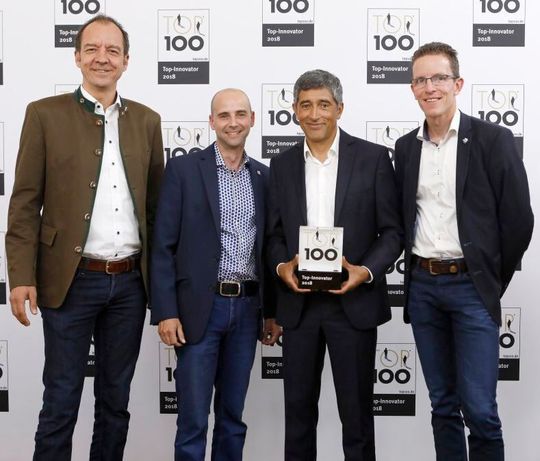 TOP 100-Mentor Ranga Yogeshwar zeichnet hier die Bossard Deutschland GmbH aus (v.l): Olivier Baier (Leiter Verkauf), Alexander Theologou (Leiter Logistik), Ranga Yogeshwar, Hans van der Velden (Geschäftsführer).