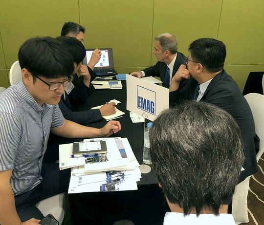 Insgesamt 14 namhafte Deutsche Werkzeugmaschinehersteller zeigten ihr Können am 3. Juli 2018 im Südkoreanischen Busan. 170 koreanische Kunden nahmen an diesem VDW-Symposium unter dem Titel „Innovationen in der Fertigungstechnik – Werkzeugmaschinen aus Deutschland“ teil, heißt es. Hier ein Schnappschuss vom Auftritt der Emag-Gruppe. Insgesamt 14 namhafte Deutsche Werkzeugmaschinehersteller zeigten ihr Können am 3. Juli 2018 im Südkoreanischen Busan. 170 koreanische Kunden nahmen an diesem VDW-Symposium unter dem Titel „Innovationen in der Fertigungstechnik – Werkzeugmaschinen aus Deutschland“ teil, heißt es. Hier ein Schnappschuss vom Auftritt der Emag-Gruppe.