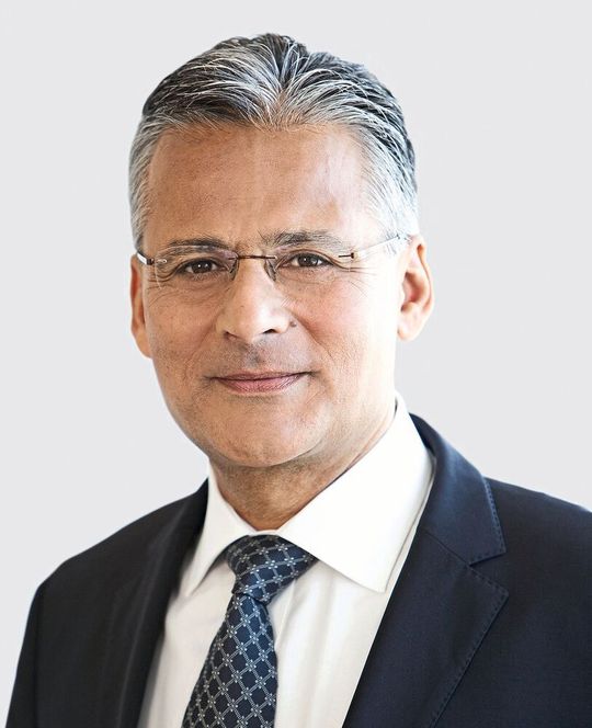 „Life-Science-Unternehmen nutzen ihre Liquidität, um ausgewählte therapeutische Bereiche durch M&A-Transaktionen zu stärken“, sagt Vir Lakshman, Leiter des Bereichs Chemie und Pharma bei KPMG in Deutschland. „Life-Science-Unternehmen nutzen ihre Liquidität, um ausgewählte therapeutische Bereiche durch M&A-Transaktionen zu stärken“, sagt Vir Lakshman, Leiter des Bereichs Chemie und Pharma bei KPMG in Deutschland.