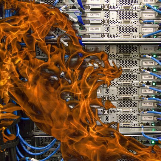Disaster Recovery befasst sich mit der Wiederherstellung von Daten und Services der IT nach Störungen wie Cyberangriff, Bedienungsfehler, Defekt, Stromausfall, Feuer, Naturkatastrophen etc. Disaster Recovery befasst sich mit der Wiederherstellung von Daten und Services der IT nach Störungen wie Cyberangriff, Bedienungsfehler, Defekt, Stromausfall, Feuer, Naturkatastrophen etc.