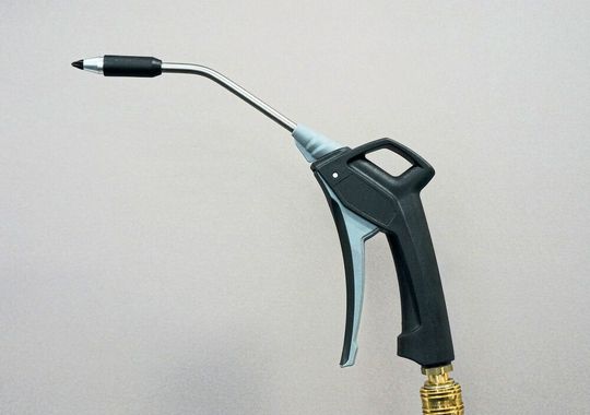 Durch die werksseitige Druckbegrenzung erfüllen die Blaspistolen von Mader höchste Sicherheitsstandards. Durch die werksseitige Druckbegrenzung erfüllen die Blaspistolen von Mader höchste Sicherheitsstandards.