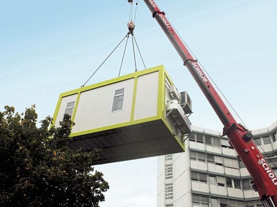 Die mobile Fabrik wird voll ausgestattet zu seinem Bestimmungsort transportiert, dort braucht sie dann nur noch Strom, Wasser und Druckluft. Die mobile Fabrik wird voll ausgestattet zu seinem Bestimmungsort transportiert, dort braucht sie dann nur noch Strom, Wasser und Druckluft.