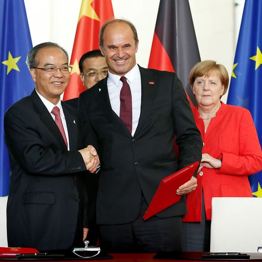 Unterzeichnung der Absichtserklärung in Berlin im Beisein von Bundeskanzlerin Angela Merkel und des chinesischen Ministerpräsidenten Li Keqiang: BASF-Vorstandsvorsitzender Martin Brudermüller und Guangdongs Vizegouverneur Lin Shaochun Unterzeichnung der Absichtserklärung in Berlin im Beisein von Bundeskanzlerin Angela Merkel und des chinesischen Ministerpräsidenten Li Keqiang: BASF-Vorstandsvorsitzender Martin Brudermüller und Guangdongs Vizegouverneur Lin Shaochun