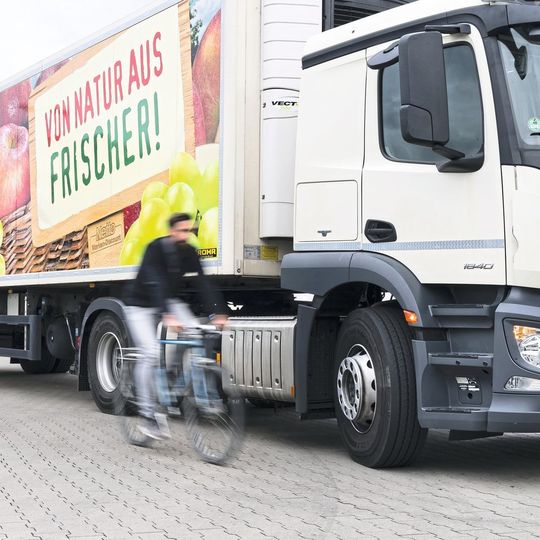 Die Gefahr des „Toten Winkels“ vor allem für Radfahrer und Fußgänger wollen Politik, Verbände und Unternehmen gemeinsam bannen. Die Gefahr des „Toten Winkels“ vor allem für Radfahrer und Fußgänger wollen Politik, Verbände und Unternehmen gemeinsam bannen.