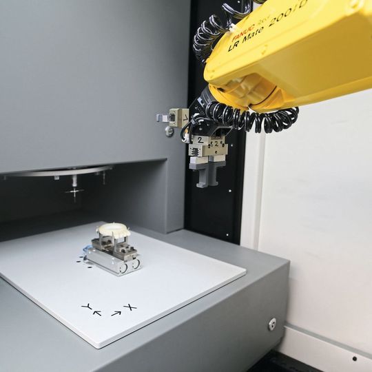 Mit dem 6-Achsen Roboter LR-Mate-200 ID werden Werkstücke nach der Bearbeitung der Messmaschine Scanflash ESPI zugeführt. Mit dem 6-Achsen Roboter LR-Mate-200 ID werden Werkstücke nach der Bearbeitung der Messmaschine Scanflash ESPI zugeführt.