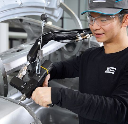 Bonder X heißt der neue Handapplikator von Atlas Copco. Sein Griff ist besonders ergonomisch geformt heißt es. Auch der zusätzliche Stützgriff sowie ein pneumatischer Abzug, der weniger Druck erfordert, sollen die Arbeit erleichtern. Bonder X heißt der neue Handapplikator von Atlas Copco. Sein Griff ist besonders ergonomisch geformt heißt es. Auch der zusätzliche Stützgriff sowie ein pneumatischer Abzug, der weniger Druck erfordert, sollen die Arbeit erleichtern.