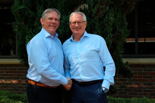 Wechsel: Rudy Van Parijs (links) übernimmt die Position des President Avnet Abacus von Nigel Ward Wechsel: Rudy Van Parijs (links) übernimmt die Position des President Avnet Abacus von Nigel Ward