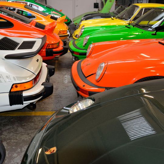 Porsche soweit das Auge reicht: Etwa 400 Fahrzeuge stehen derzeit bei "Early 911s" in Wuppertal. Porsche soweit das Auge reicht: Etwa 400 Fahrzeuge stehen derzeit bei "Early 911s" in Wuppertal.