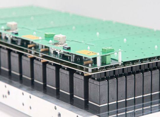 Vollständig geprüfte, kompakte Ventilplatte mit bis zu 240 Einzelventilen übernimmt das Fluidmanagement bei der Chromatographie. Vollständig geprüfte, kompakte Ventilplatte mit bis zu 240 Einzelventilen übernimmt das Fluidmanagement bei der Chromatographie.