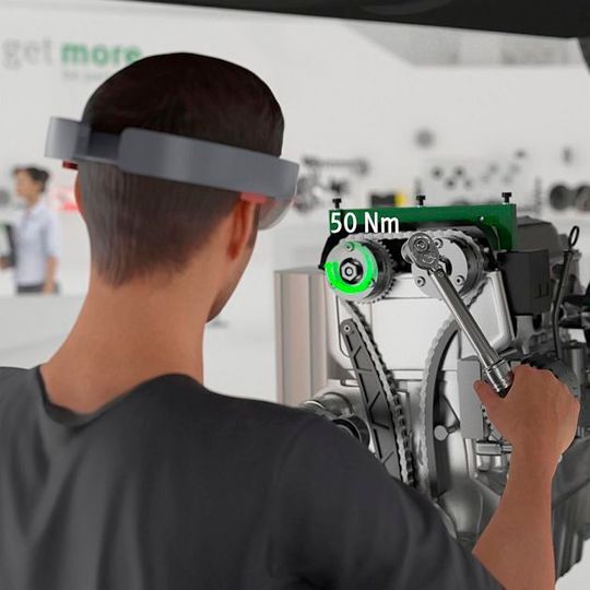 Die Mixed-Reality-Brille spiegelt Informationen direkt ins Sichtfeld des Nutzers. Die Mixed-Reality-Brille spiegelt Informationen direkt ins Sichtfeld des Nutzers.