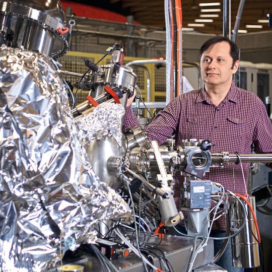 Dr. Vladimir Strocov an der Adress-Strahllinie der Synchrotron Lichtquelle Schweiz am Paul Scherrer Institut – dies ist die weltweit intensivste Quelle für weiche Röntgenstrahlung. Dr. Vladimir Strocov an der Adress-Strahllinie der Synchrotron Lichtquelle Schweiz am Paul Scherrer Institut – dies ist die weltweit intensivste Quelle für weiche Röntgenstrahlung.