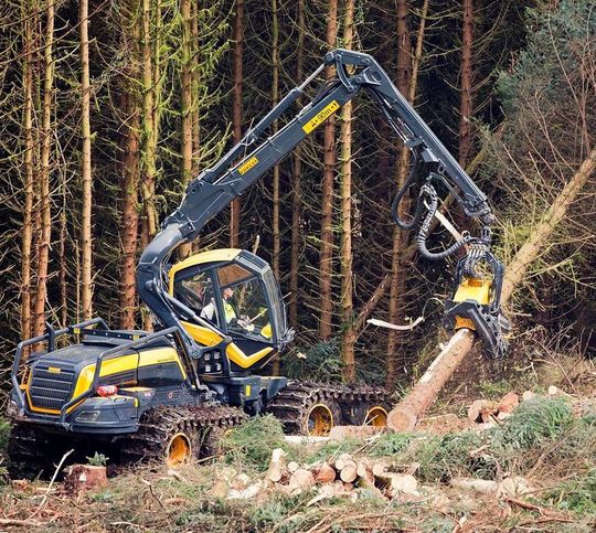 Der achträdrige Harvester Scorpionking zeichnet sich durch einen Kranausleger (C50) aus, der auf einer Gabelsäule ruhend über die Kabine hinweg greift und so dem Maschinisten optimale Sicht auf den Arbeitsbereich gewährt. Der Hersteller dieses kraftvollen „Ungetüms“ ist das Unternehmen Ponsse, das bei der Herstellung diverser Komponenten auf Schweißtechnik von Fronius Perfect Welding vertraut. Der achträdrige Harvester Scorpionking zeichnet sich durch einen Kranausleger (C50) aus, der auf einer Gabelsäule ruhend über die Kabine hinweg greift und so dem Maschinisten optimale Sicht auf den Arbeitsbereich gewährt. Der Hersteller dieses kraftvollen „Ungetüms“ ist das Unternehmen Ponsse, das bei der Herstellung diverser Komponenten auf Schweißtechnik von Fronius Perfect Welding vertraut.