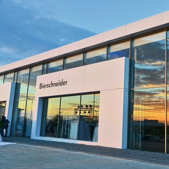 Die Autohausgruppe Bierschneider hat in Weißenburg ein VW-Autohaus mit angeschlossener Zentralverwaltung gebaut. Die Autohausgruppe Bierschneider hat in Weißenburg ein VW-Autohaus mit angeschlossener Zentralverwaltung gebaut.