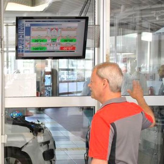 Dürkop-Serviceberater Mario Goltz kann die Messdaten des API-Roboters bequem im Beraterbüro auf dem Bildschirm ablesen. Dürkop-Serviceberater Mario Goltz kann die Messdaten des API-Roboters bequem im Beraterbüro auf dem Bildschirm ablesen.