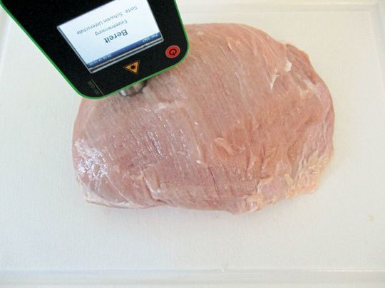 Mit dem Handmessgerät Freshdetect BFD-100 lässt sich eine bakterielle Verunreinigung auf Fleisch in Echtzeit feststellen. Mit dem Handmessgerät Freshdetect BFD-100 lässt sich eine bakterielle Verunreinigung auf Fleisch in Echtzeit feststellen.