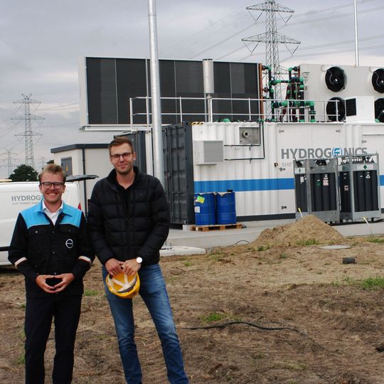 Simon Brinkmann und Tim Brandt (v.l.) vor dem Neubau der Elektrolyse-Anlage im Covestro Industriepark Brunsbüttel. Simon Brinkmann und Tim Brandt (v.l.) vor dem Neubau der Elektrolyse-Anlage im Covestro Industriepark Brunsbüttel.