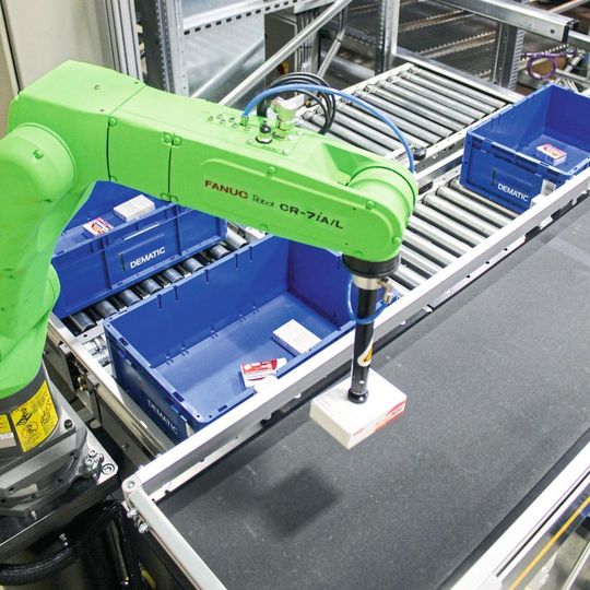 Der neue Roboterarm von Dematic soll für einen höheren Durchsatz bei der Kommissionierung sorgen. Der neue Roboterarm von Dematic soll für einen höheren Durchsatz bei der Kommissionierung sorgen.