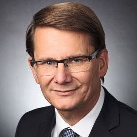 Dr. Michael Noth wird ab 1. August als Chief Financial Officer bei Hellmann Worldwide Logistics arbeiten. Dr. Michael Noth wird ab 1. August als Chief Financial Officer bei Hellmann Worldwide Logistics arbeiten.