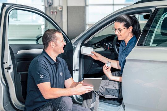 Mit der Datenplattform Openmatics und dem dazugehörigen OBD-Dongle bietet ZF eine komplette Vernetzungslösung für Werkstätten an. Mit der Datenplattform Openmatics und dem dazugehörigen OBD-Dongle bietet ZF eine komplette Vernetzungslösung für Werkstätten an.
