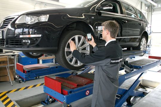 Die Daten aller in Deutschland durchgeführten Hauptuntersuchungen sammelt, speichert und wertet die Fahrzeugsystemdaten GmbH in Radeberg aus. Die Daten aller in Deutschland durchgeführten Hauptuntersuchungen sammelt, speichert und wertet die Fahrzeugsystemdaten GmbH in Radeberg aus.