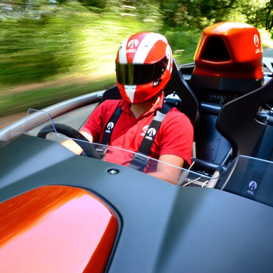 Außer dem Tankdeckel sowie dem Kupplungs- und Bremspedal ist alles an der vierten Generation des Ariel Atom neu. Außer dem Tankdeckel sowie dem Kupplungs- und Bremspedal ist alles an der vierten Generation des Ariel Atom neu.