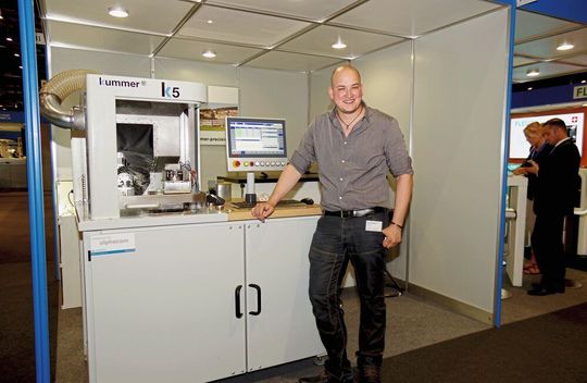 Laurent Oberli, Contremaître d'usine chez Kummer, présentait pour la première fois à l'EPHJ-EPMT-SMT la dernière version du micro centre d'usinage K5. Laurent Oberli, Contremaître d'usine chez Kummer, présentait pour la première fois à l'EPHJ-EPMT-SMT la dernière version du micro centre d'usinage K5.