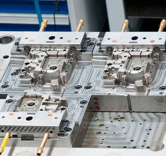 Hochwertige Spritzgießwerkzeuge fertigt Fassnacht Werkzeug- und Formenbau mit Unterstützung von Mecadats Visi an, der, wie es heißt, modularen 3D-Branchenlösung im CAD/CAM-Bereich. Um noch effektiver zu werden, hat Fassnacht jetzt noch weiter Fertigungsprozesse in die Visi-Umgebung integriert, so Mecadat. Damit klappt auch die eigene Herstellung und Konstruktion von Grafitelektroden für das Senkerodieren. Hochwertige Spritzgießwerkzeuge fertigt Fassnacht Werkzeug- und Formenbau mit Unterstützung von Mecadats Visi an, der, wie es heißt, modularen 3D-Branchenlösung im CAD/CAM-Bereich. Um noch effektiver zu werden, hat Fassnacht jetzt noch weiter Fertigungsprozesse in die Visi-Umgebung integriert, so Mecadat. Damit klappt auch die eigene Herstellung und Konstruktion von Grafitelektroden für das Senkerodieren.