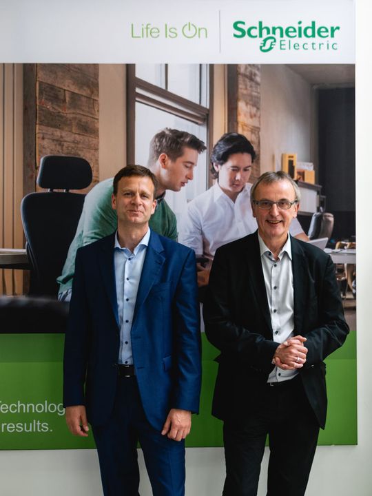 Jens Roseneck (links) verantwortet ab 1. August zusätzlich den Geschäftsbereich Energy DACH und Joachim Dams verantwortet die Wachstumsstrategie im Geschäftsbereich Field Service DACH. Jens Roseneck (links) verantwortet ab 1. August zusätzlich den Geschäftsbereich Energy DACH und Joachim Dams verantwortet die Wachstumsstrategie im Geschäftsbereich Field Service DACH.