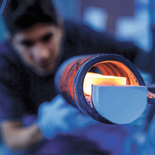 Härterei Gerster investiert als Kompetenzzentrum für das Randschichthärten gezielt in die Erneuerung ihrer Anlagen, um dank leistungsfähiger und flexibler Steuerungstechnik die hohen Ansprüche der Kunden zu erfüllen. Härterei Gerster investiert als Kompetenzzentrum für das Randschichthärten gezielt in die Erneuerung ihrer Anlagen, um dank leistungsfähiger und flexibler Steuerungstechnik die hohen Ansprüche der Kunden zu erfüllen.