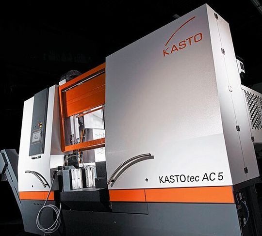 Im Hinblick auf seine Bandsägeautomaten der Tec-Baureihe hat Kasto erfoglreich nach der Devise „Bewährtes noch besser machen“ gehandelt, wie es heißt. Fokus legten die Entwickler auf den Einsatz von Hartmetall-Sägebändern. Aber auch was den Vorschub und den Hauptantrieb betreffe, gebe es Neues zu berichten. Im Hinblick auf seine Bandsägeautomaten der Tec-Baureihe hat Kasto erfoglreich nach der Devise „Bewährtes noch besser machen“ gehandelt, wie es heißt. Fokus legten die Entwickler auf den Einsatz von Hartmetall-Sägebändern. Aber auch was den Vorschub und den Hauptantrieb betreffe, gebe es Neues zu berichten.